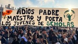 Młodzież szkolna żegna Papieża Franciszka