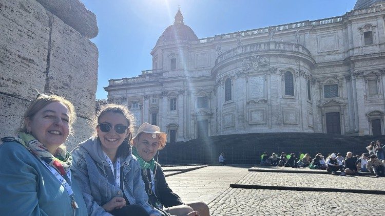 Die Leiter der Pilgergruppe aus Italien, die mit 109 Leuten, vor allem Jugendliche, angereist ist, auf der Rückseite von Santa Maria Maggiore