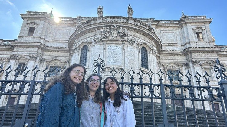 Einige junge Frauen aus der Italiener-Gruppe sprechen auch deutsch - sie sind Franziskus dankbar