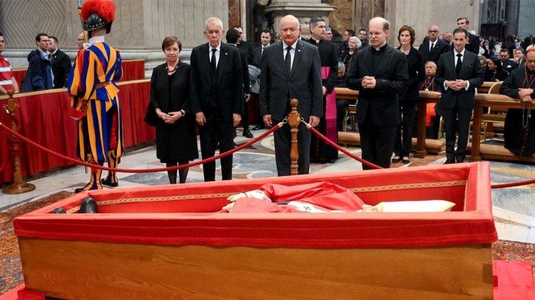 Österreichs Delegation am Sarg von Papst Franziskus im Petersdom