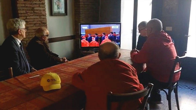 Los pobres siguiendo por televisión los funerales de Francisco