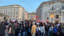 Już po 5 rano gromadziły się tłumy, aby wejść na miejsce uroczystości