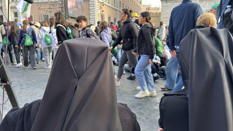 Due suore seguono la Messa di esequie per Papa Francesco