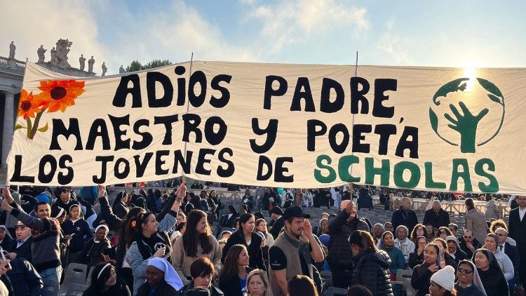 Uno striscione per Papa Francesco, "maestro e poeta"