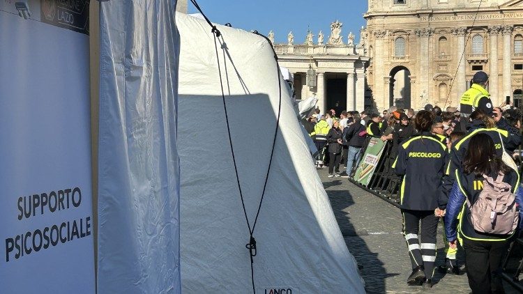 Il supporto psicosociale allestito in piazza San Pietro