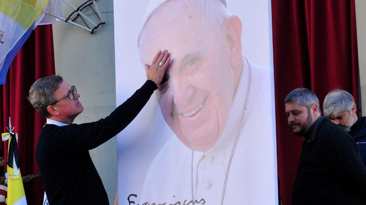 L'abbraccio al Papa della "sua" Buenos Aires