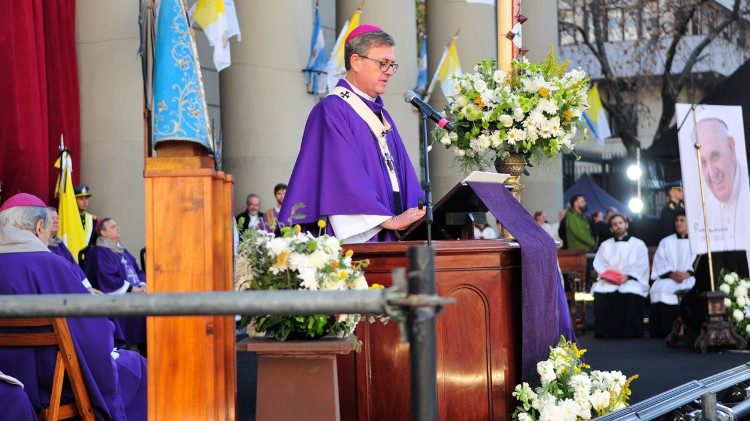 L'arcivescovo di Buenos Aires celebra la Messa per Papa Francesco (foto © Enrique Cangas)