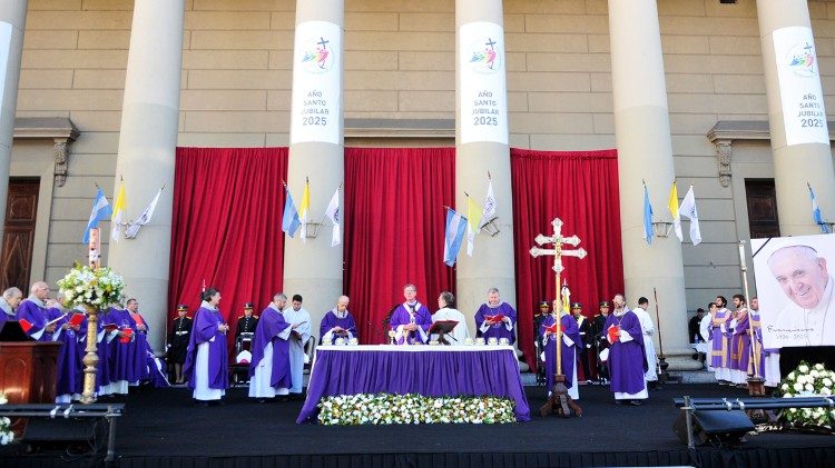 La Messa in suffragio di Papa Francesco in Plaza de Mayo, a Buenos Aires (foto © Enrique Cangas)