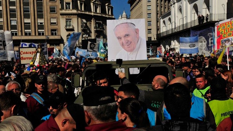 Folla numerosa nella storia Plaza de Mayo (foto © Enrique Cangas)