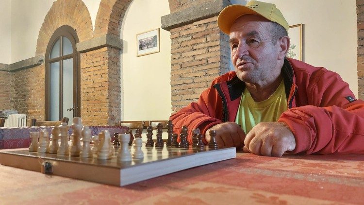 Nikolai gioca a scacchi