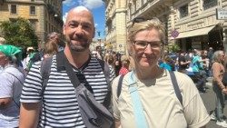 Thomas und Sabine aus Hamburg haben den vorbeifahrenden Wagen mit dem Papstsarg gesehen