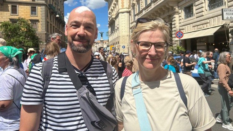 Thomas und Sabine aus Hamburg haben den vorbeifahrenden Wagen mit dem Papstsarg gesehen
