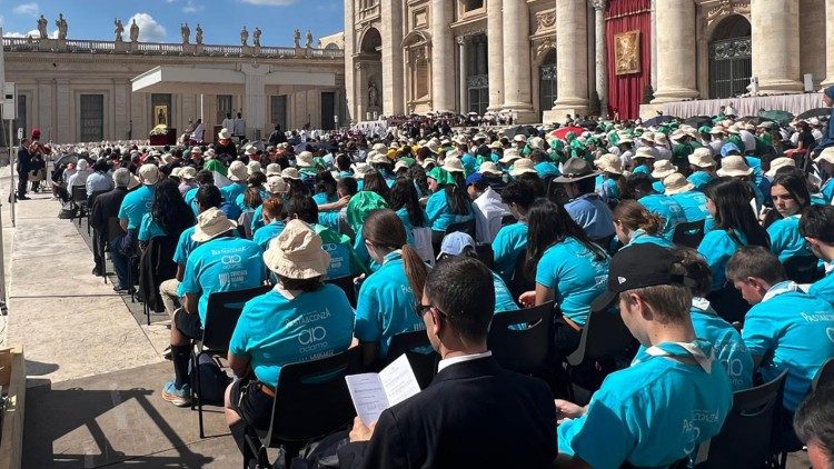 Jóvenes participan en la santa misa en el segundo día de los novendiales en sufragio por el Papa Francisco.