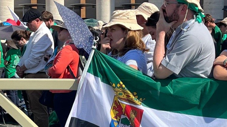 Jóvenes participan en la santa misa del segundo día de los novendiales en sufragio por el Papa Francisco este domingo 27 de abril de 2025.
