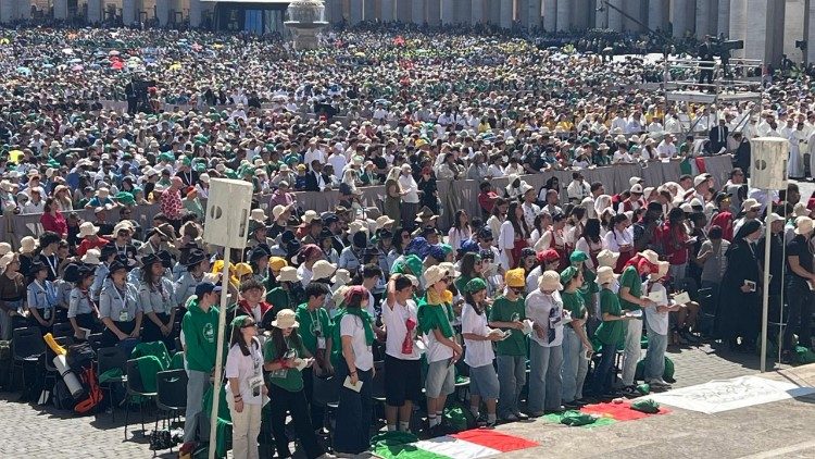 Miles de jóvenes participaron en la santa misa en el segundo día de los novendiales en sufragio por el Papa Francisco el domingo 27 de abril de 2025.