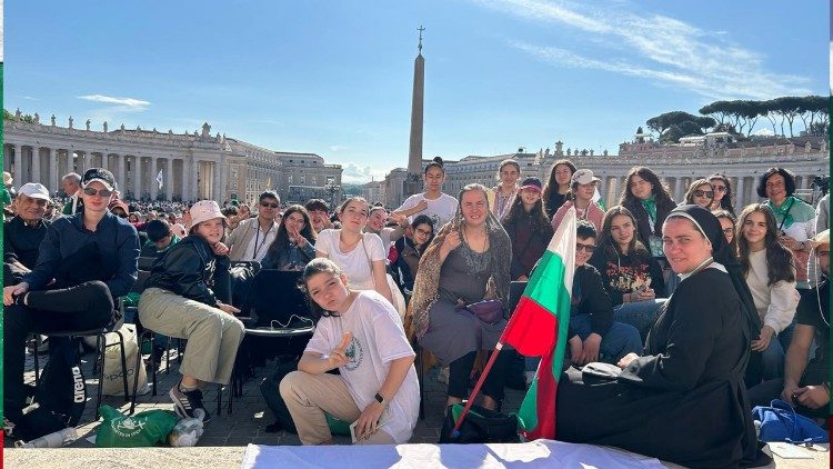 Die Jugendgruppe aus Bulgarien bei der Messe am zweiten Tag der Novendialen