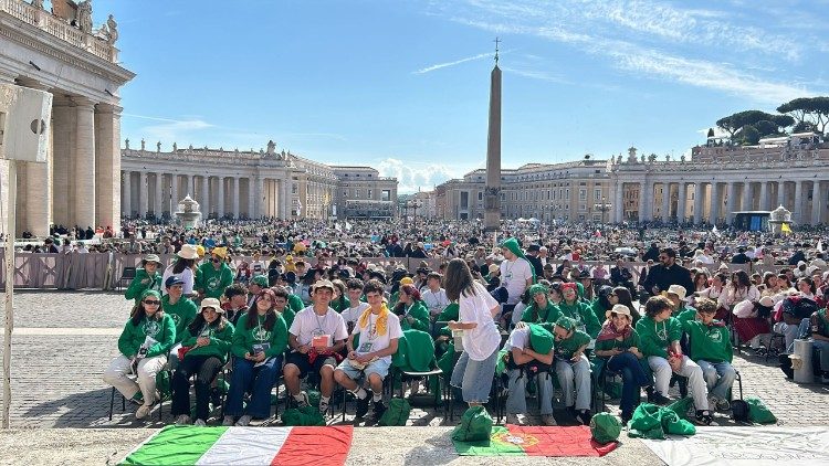 Adolescenti in piazza San Pietro