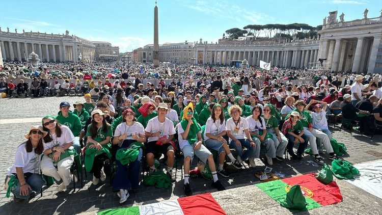 Die Gruppe aus Portugal mit unsrer Korrespondentin Stefanie Stahlhofen bei der Messe auf dem Petersplatz