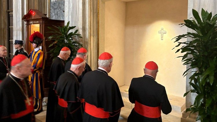 2025.04.27 Kardynałowie przy grobie Papieża Franciszka