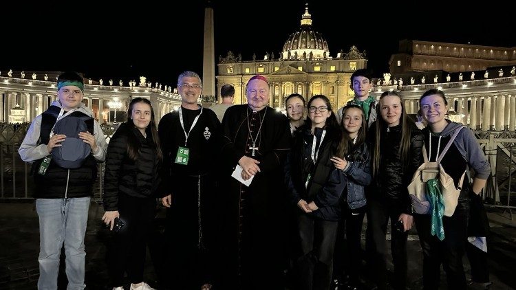 Младежите поклонници от Никополската епархия със своя епископ