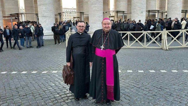 Монсеньор Каваленов с отец Блонски в Рим за погребението на Франциск