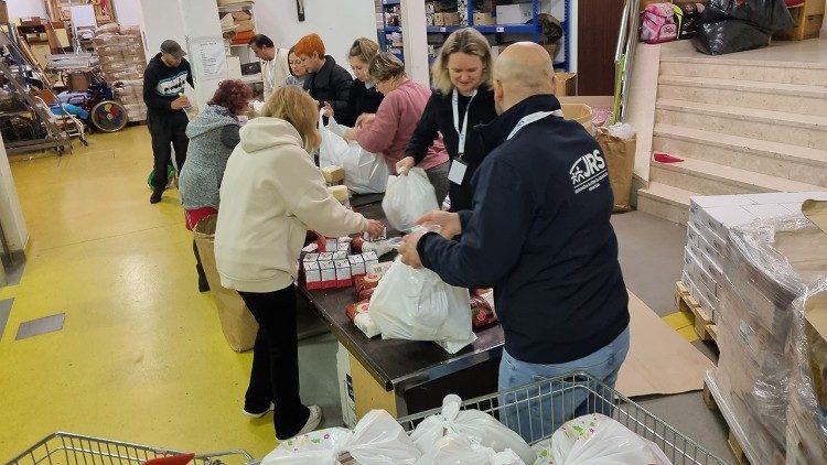 Volonteri i djelatnici Isusovačke službe za izbjeglice u riječkom Caritasu (foto: Isusovačka služba za izbjeglice - JRS)