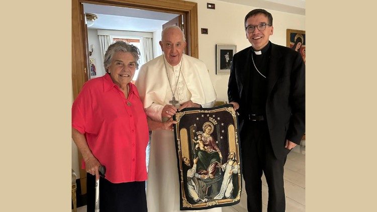 Monseñor Ferrada Moreira y su madre junto al Papa Francisco