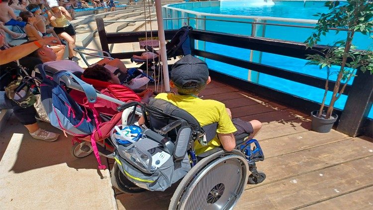 Un gruppo di disabili assistiti da volontari 