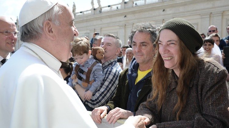 Patti Smith incontra Papa Francesco all'udienza generale del 10 aprile 2013