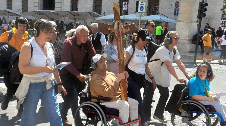 Những người khuyết tật hành hương qua Cửa Thánh