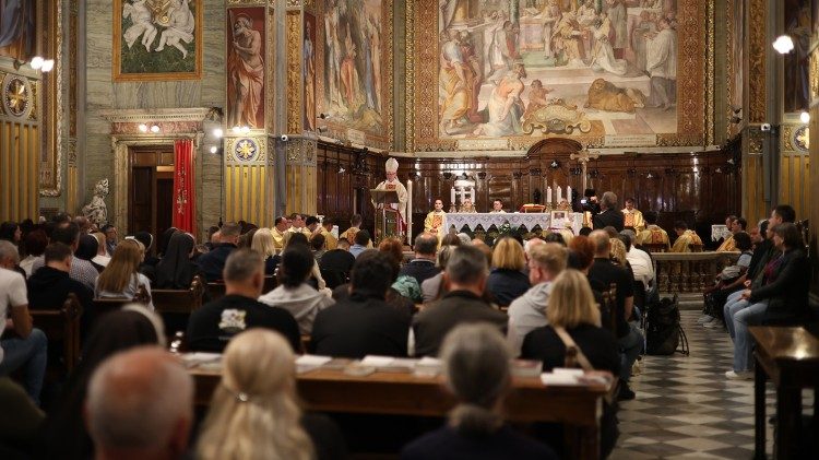 Vjernici okupljeni na misi zadušnici za papu Franju