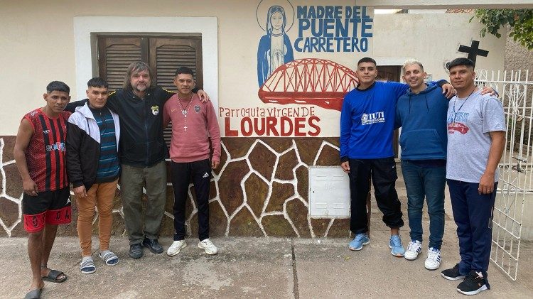 Padre Pepe di Paola, avec de jeunes hommes du centre de soins de Madre del Puente Carretero, qui appartient à Hogares de Cristo et à la paroisse de Nuestra Señora de Lourdes à Buenos Aires.