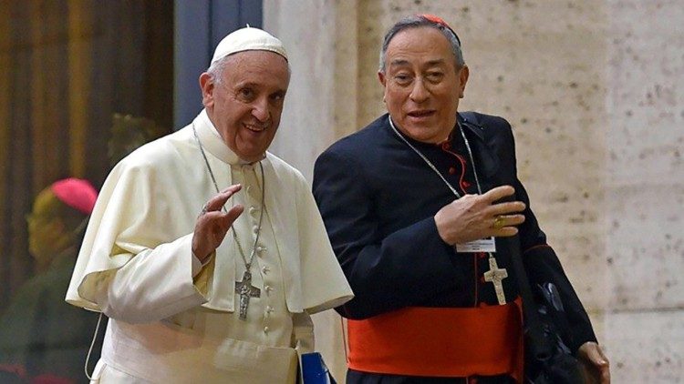 Le Pape François avec le cardinal Rodriguez Maradiaga lors d'une pause au cours du Synode sur la famille.