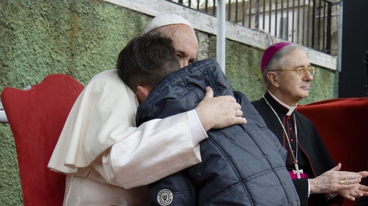 L'abbraccio del Papa a Emanuele