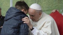 Il Papa saluta Emanuele, nella parrocchia di San Paolo della Croce a Corviale