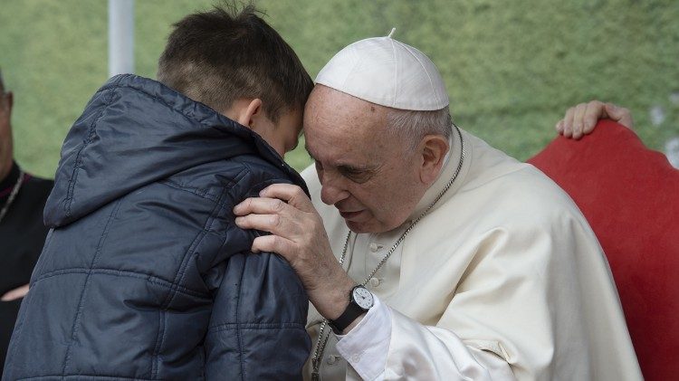 Il Papa saluta Emanuele, nella parrocchia di San Paolo della Croce a Corviale