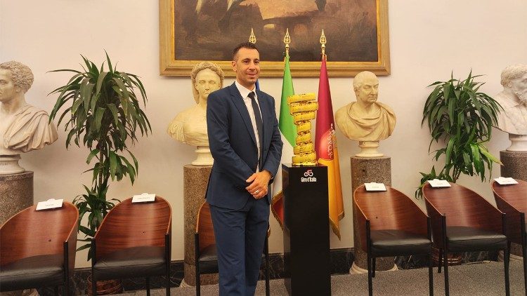 L'ex ciclista Vincenzo Nibali accanto al trofeo del Giro d'Italia