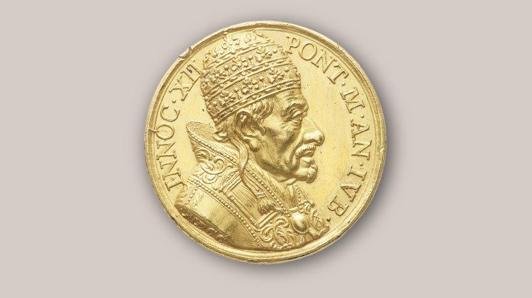 Ritratto di Innocenzo XII - Giovanni Martino Hamerani, medaglia annuale dell’anno IX di pontificato celebrativa dell’Anno Santo del 1700 (1700). BAV. Md. Pont. Innocentius XII. 71