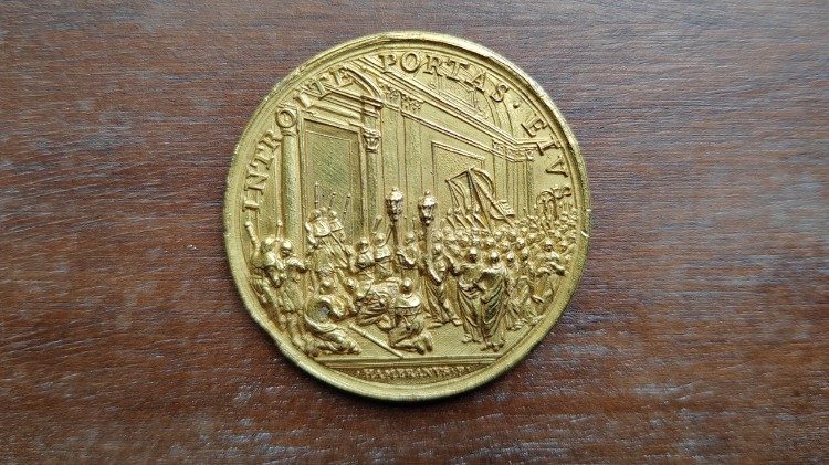 Na medalu przedstawiono przejście przez otwarte drzwi święte. Nie otwierał ich chory w&oacute;wczas papież, więc grawer nie chciał przedstawić kardynała, kt&oacute;ry je otworzył