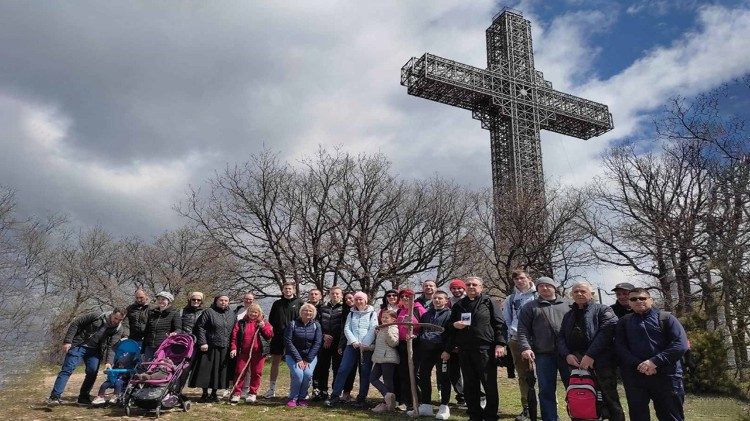 Sudionici Križnoga puta na brdu Vodno, kojeg je predvodio biskup Stojanov
