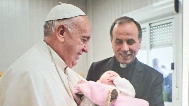 Papa Francesco con la piccola Giulia e monsignor Pompili 