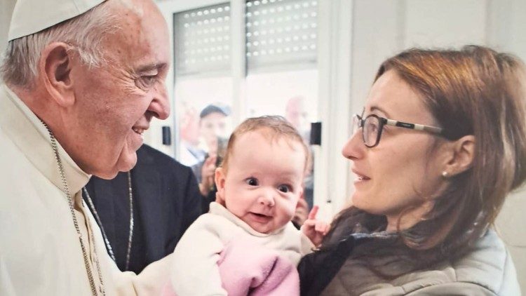 2025.04.30 Papa Francesco battezza una bambina sopravvissuta al terremoto di Amatrice