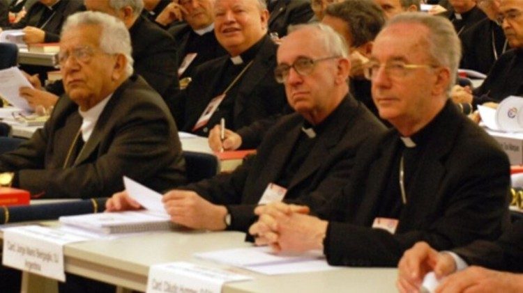 Ao centro, o ent&atilde;o arcebispo de Buenos Aires, Jorge Mario Bergoglio, na Confer&ecirc;ncia de Aparecida, em maio de 2007