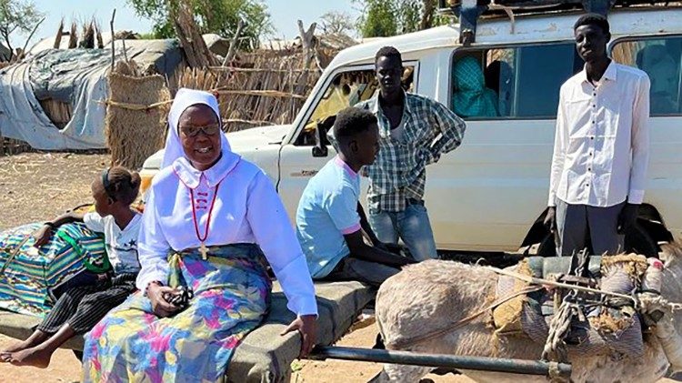 Sœur Georgina se déplace à l’aide d’un âne pour rejoindre un autre camp