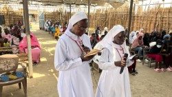 Sr. Georgina und Sr. Flora erneuern ihre Gelübde in der Pfarrei Al Kashafa