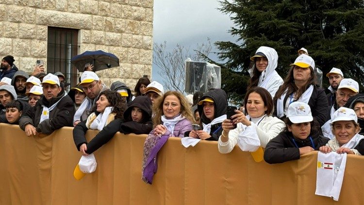 Sotto la pioggia per salutare Leone XIV