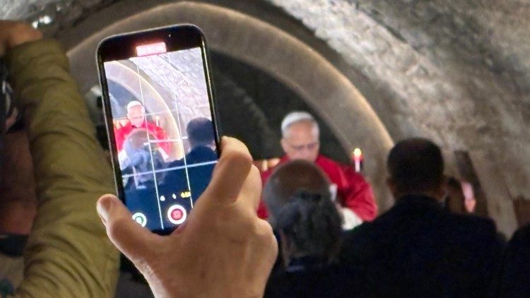 Il Papa legge la sua preghiera davanti la tomba del monaco considerato patrono del Paese