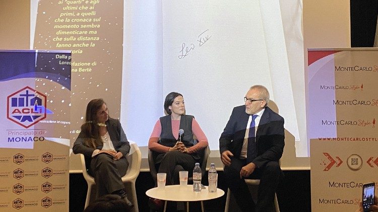 Un momento del convegno. Sullo sfondo il volume firmato da Leone XIV