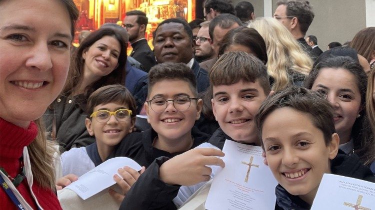 Diese italienischen Kinder und ihre Familien trafen wir im Innenhof