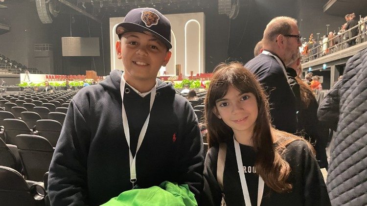 Nach der Messe in der sich leerenden Arena: Louis und Larissa sind begeistert